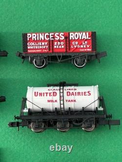 9 assorted Graham Farish Peco N gauge plank, mineral, coal, brake, tank wagons