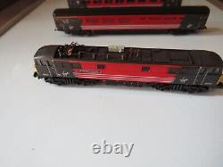 Graham Farish (14-2578) N Gauge Class 87 Wiston Churchill Loco & 2 Coaches Boxed