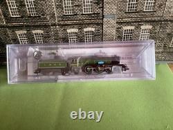 Graham Farish 372-611 N Gauge LNER V2'Kings Own Yorkshire Light Infantry' Lined