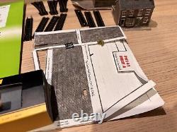 Graham Farish Gauge Class 57/3 57301 Virgin Trains Scott Tracy & Wagons Building