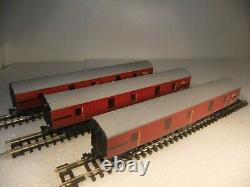 N gauge Farish 3x Customised Royal Mail GUV Coaches M86521 One is Motorised